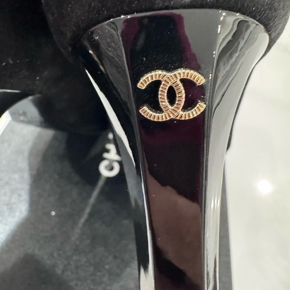 Chanel CC Logo Black Suede & patent gold CC logo Heel Round Toe Pumps EU 37